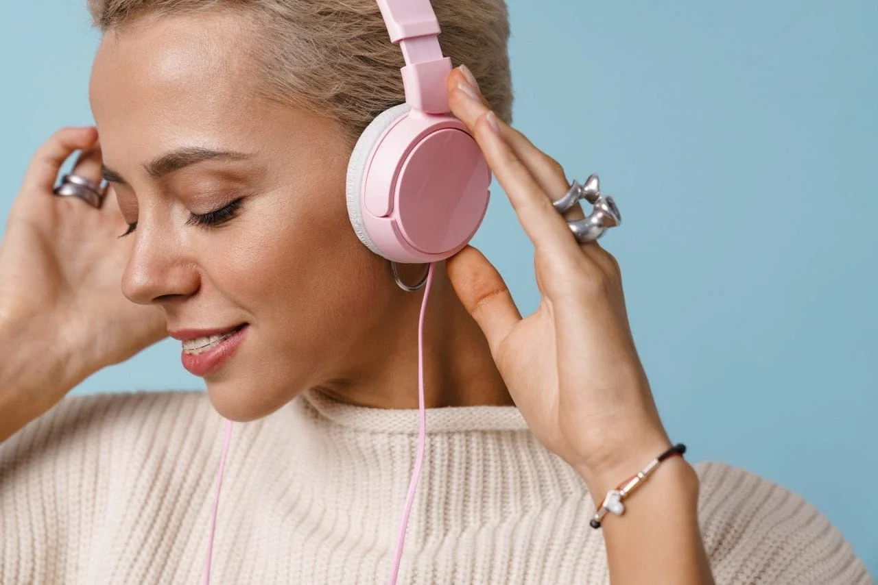 cheerful beautiful girl listening music with headphones e1674303230861 1 cheerful beautiful girl listening music with headphones e1674303230861 1